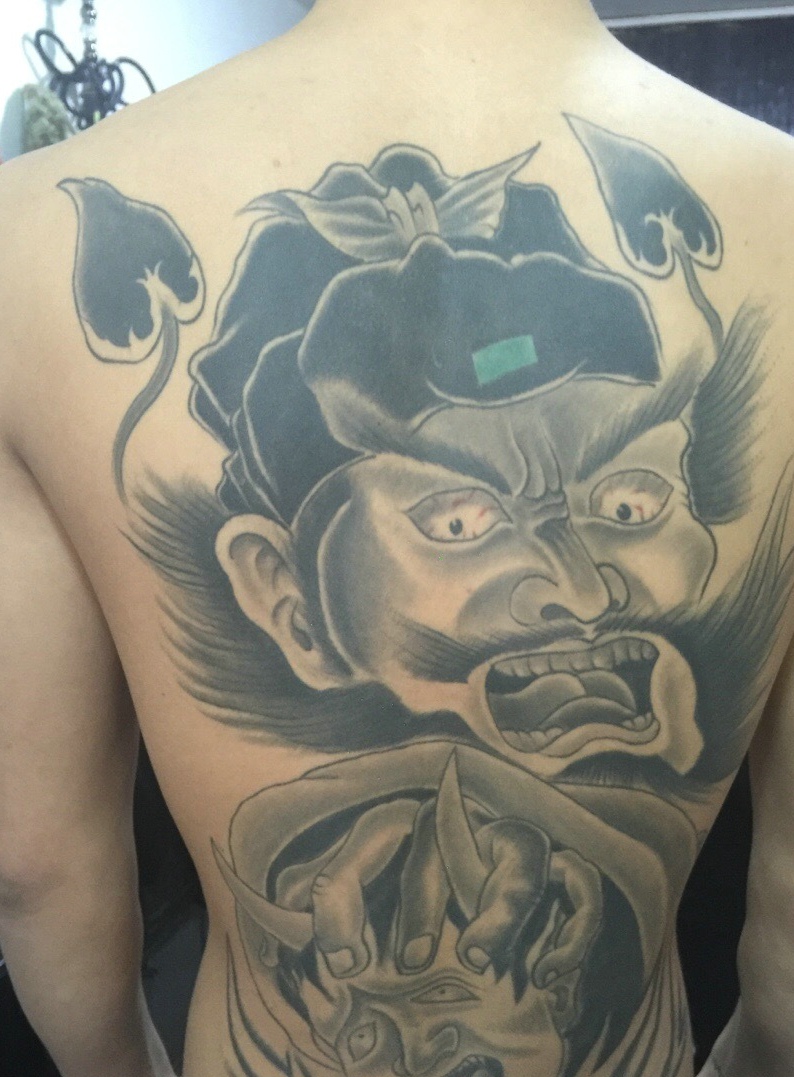 满背老前卫黑灰大钟馗cq9电子制图案