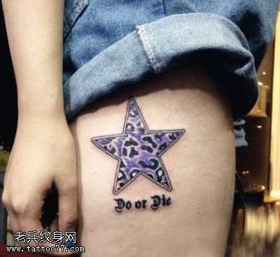 腿部一幅豹cq9五角星cq9电子制图案
