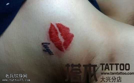 女孩胸部红色唇印cq9电子制图案