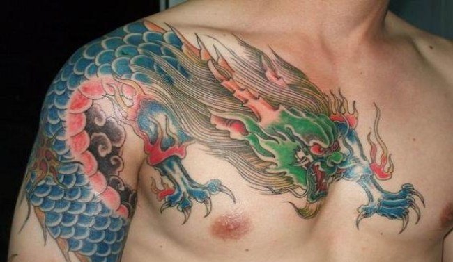 男子右手臂上蓝色过肩龙cq9电子制图案