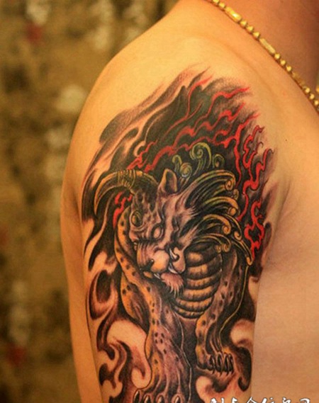 男性手臂酷炫独角麒麟cq9电子制图案