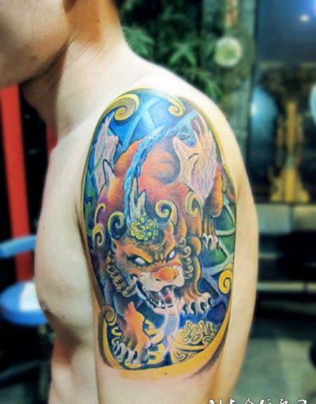 男子肩部彩绘麒麟艺术cq9电子制图片