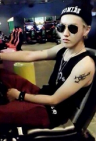 吴亦凡cq9电子制图案  吴亦凡手臂上黑色的蝎子cq9电子制图片