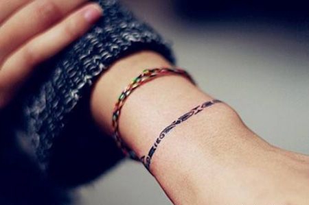 女生手腕逼真的手链cq9电子制图案