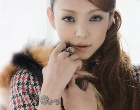 日本辣妹安室奈美小臂条形码cq9电子