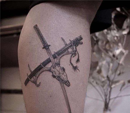 腿部贯穿羊头的武士刀cq9电子制图案