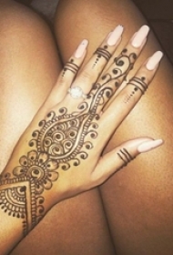 女生手背上黑色线条创意梵花花cq9唯美手链cq9电子制图片