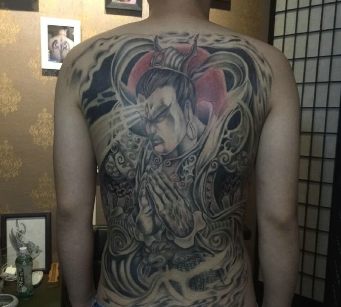 遮盖整个背部的经典二郎神cq9电子制图案