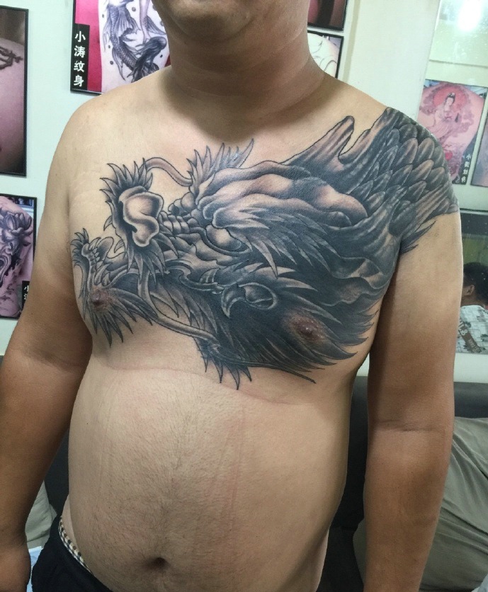绕过肩膀的经典霸气邪龙cq9电子制图案
