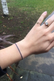 cq9电子手链制图案 女生手腕上黑色的手链cq9电子制图片