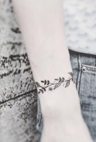 手腕处精致漂亮的手环手链cq9电子制图案