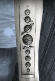 小星球cq9电子 小臂胳膊上的漂亮星球主题cq9电子制图案